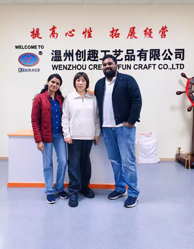 Pembeli memeriksa tapak kilang Wenzhou Create Fun Craft Co., Ltd